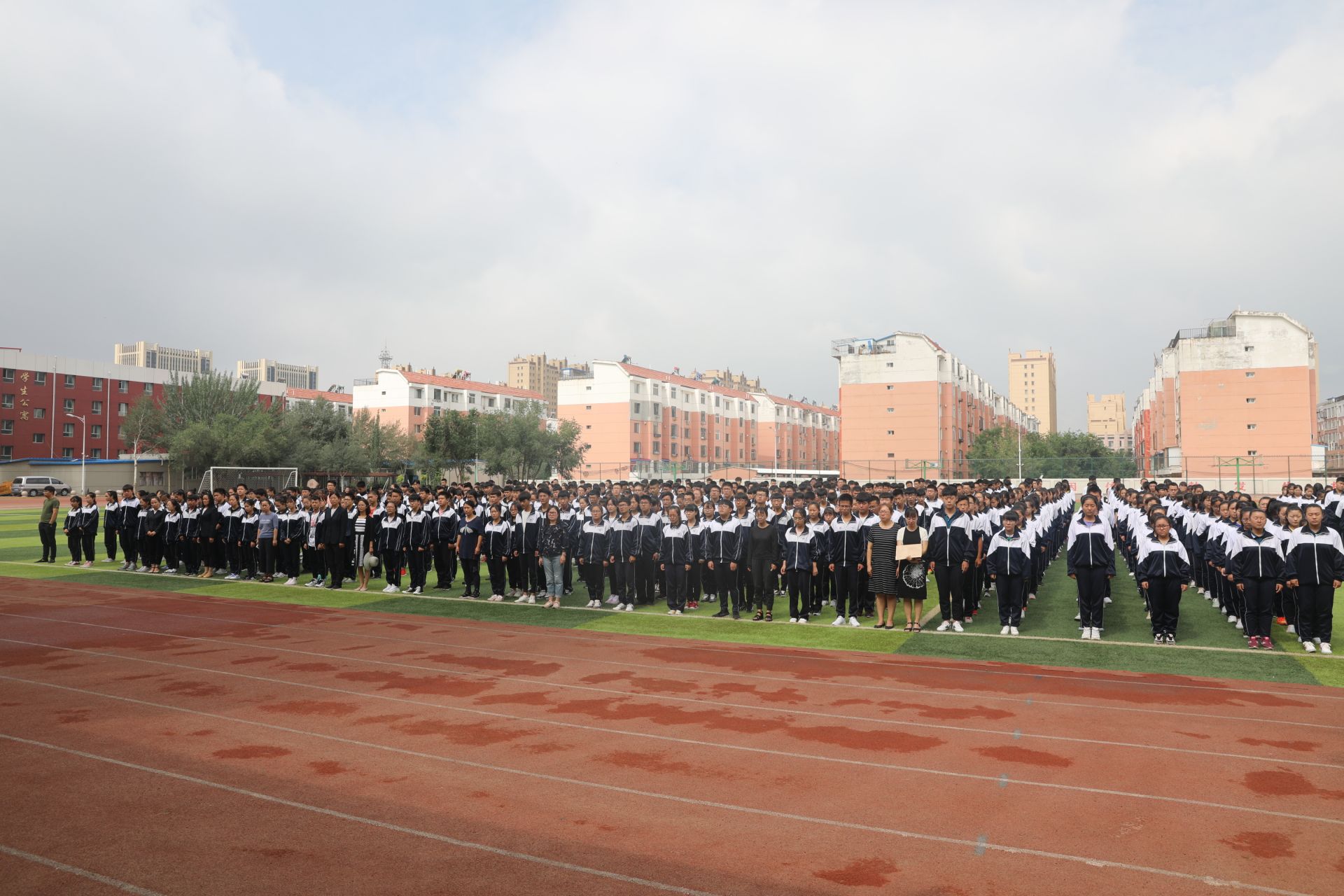 利用课间操时间 包头市田家炳中学全校师生齐聚操场 举行追思会 向