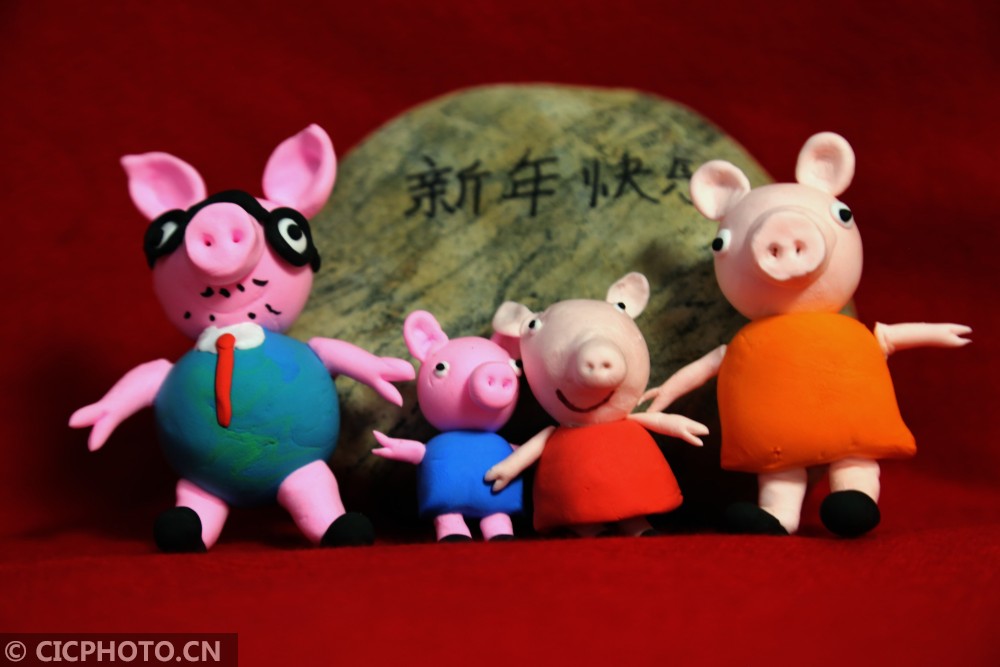 甘肃张掖:手工制作小猪佩奇迎新年