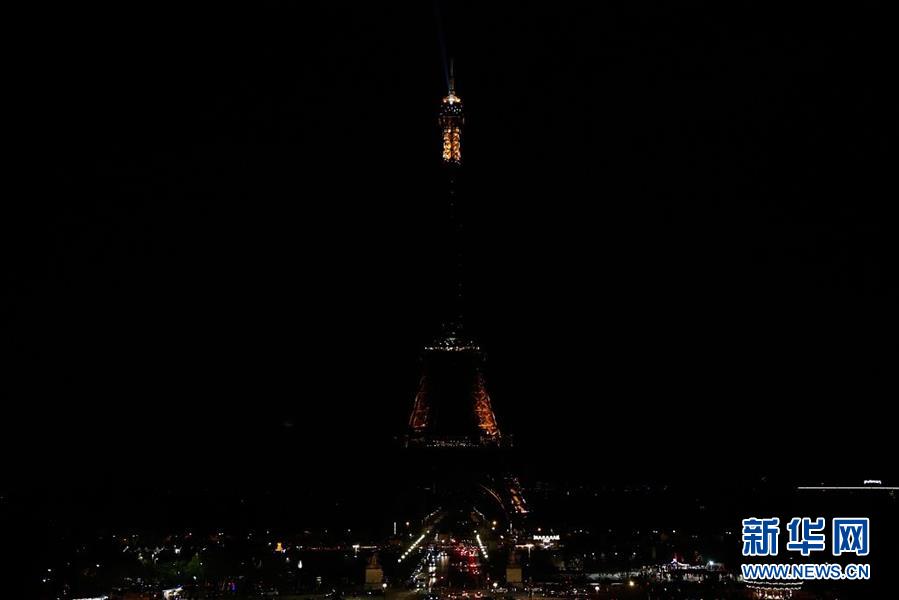 法国埃菲尔铁塔熄灯悼念斯里兰卡爆炸遇难者