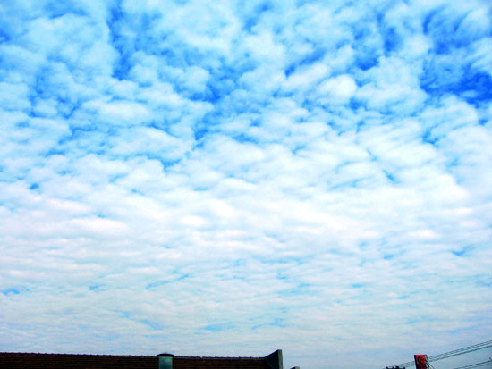 12月26日上午10点许,江苏昆山出现奇怪的天空云层.来源:图片网